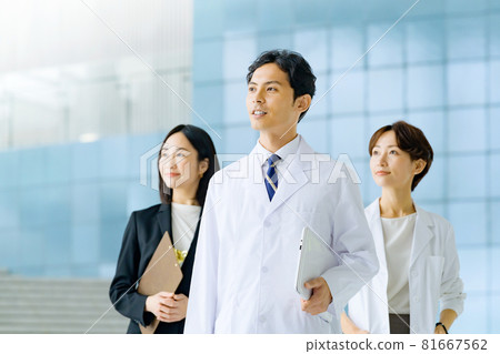 Image of young male doctors and female medical staff lined up at the entrance of a hospital Image of young male doctors and female medical staff lined up at the entrance of a hospital 81667562