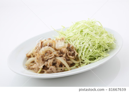 Stir-fried pork and onions with plenty of cabbage 81667639