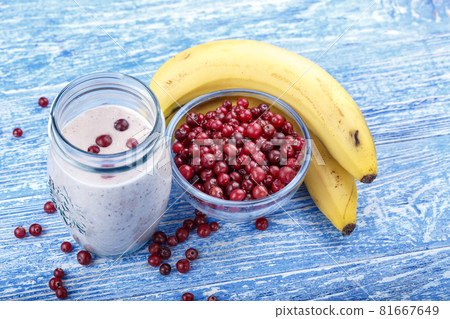 breakfast yogurt with cranberries and banana 81667649