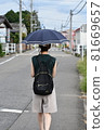打著陽傘行走的女人的後視圖 81669657