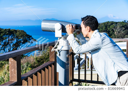 一個用旅遊望遠鏡看海的男人 81669941