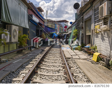 Thailand Talad Rom Hub (Mae Klong Train Market) 81670130