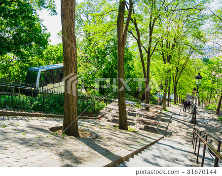 Hill of Paris Montmartre 81670144