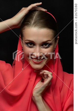 face with veil 81670160
