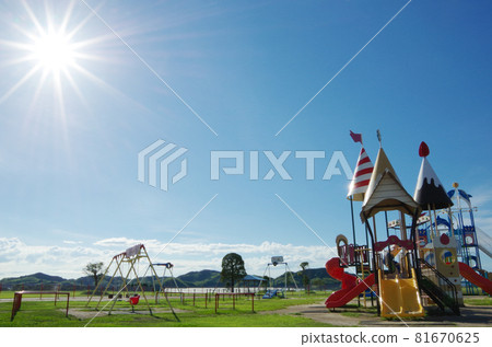 夏日藍天、陽光、白雲和遊戲裝置的公園風景 夏日藍天、陽光、白雲和遊戲裝置的公園風景 81670625