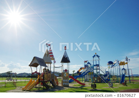 夏日藍天、陽光、白雲和遊戲裝置的公園風景 81670627