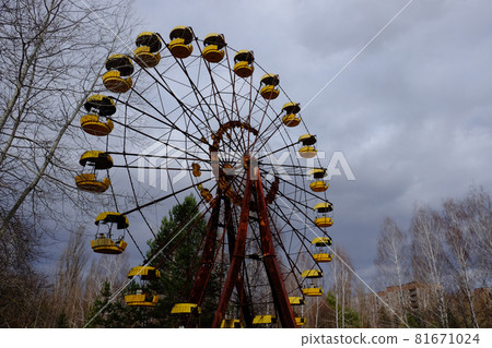 The famous Ferris wheel in an abandoned amusement park in Pripyat. Cloudy weather in the Chernobyl exclusion zone. 81671024
