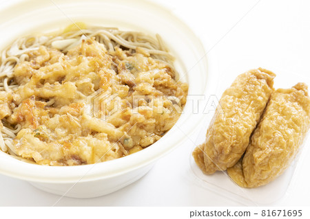 美味的kakiage蕎麥麵和稻荷壽司 81671695