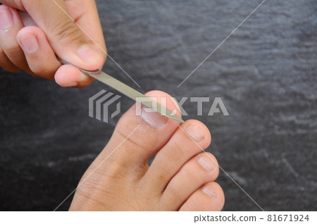 Hand holding finger nail emery 81671924