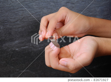 Hand holding finger nail emery 81671927