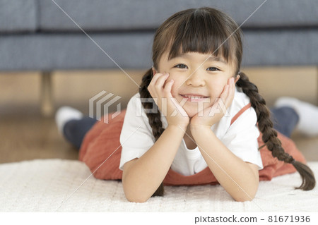 7 year old girl with a smile 81671936