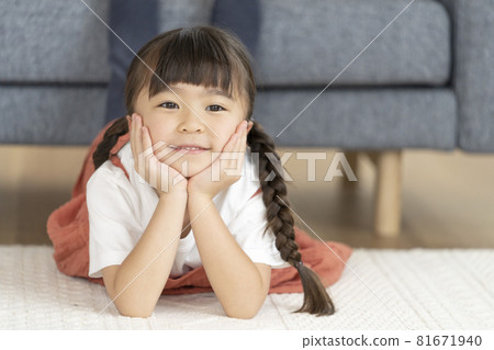 7歲女孩面帶微笑 81671940