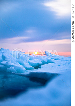 Calm Sea of Okhotsk - Drift ice and the sunrise 81672435