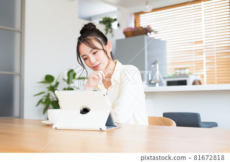 觀看片劑終端的婦女 觀看片劑終端的婦女 81672818