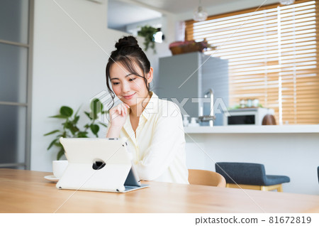 觀看片劑終端的婦女 觀看片劑終端的婦女 81672819