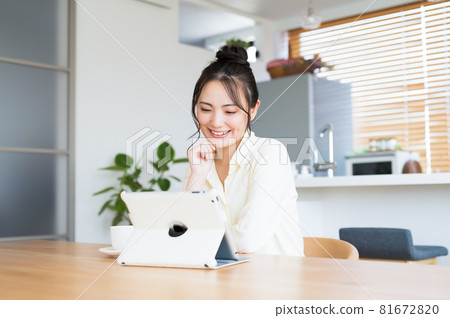 觀看片劑終端的婦女 觀看片劑終端的婦女 81672820