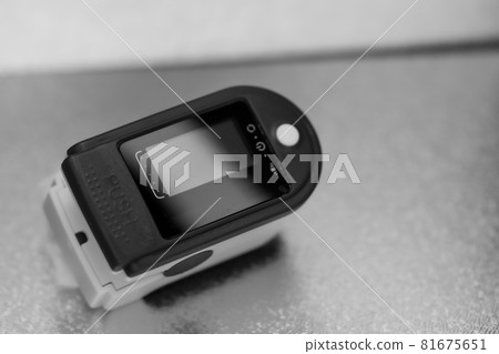 Home medical pulse oximeter oxygen saturation hospital health management finger 81675651