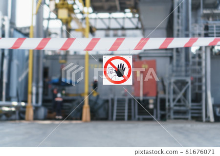 Prohibiting poster Unauthorized entry is prohibited with a protective tape on the repair site. 81676071