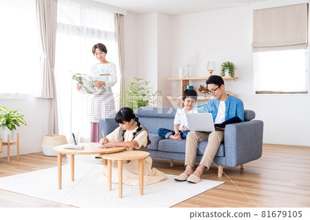 客廳裡有四個人 81679105