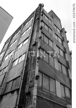 廢棄的多租戶建築 81679676