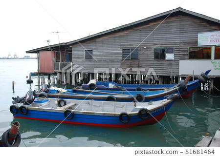 Floating houses 81681464