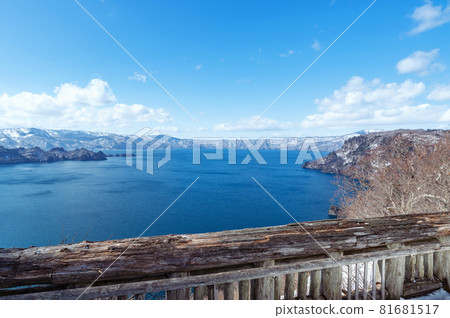 [Lake Towada, Aomori Prefecture] Lake Towada in early spring: Lake Towada seen from the view lake is a large panorama 81681517