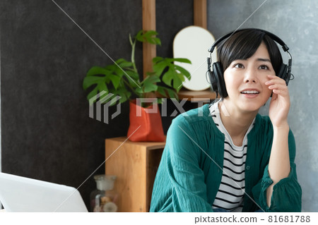 一個女人聽音樂 一個女人聽音樂 81681788