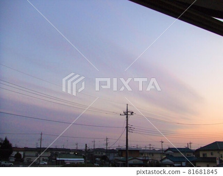 從住宅區的陽台看到的日落 從住宅區的陽台看到的日落 81681845