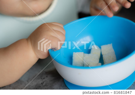 [Children] Baby's hands eating baby food [Baby] 81681847