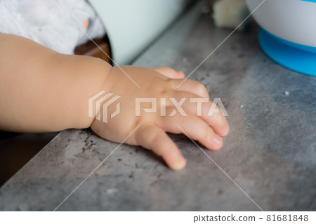 [Children] Baby's hands eating baby food [Baby] 81681848