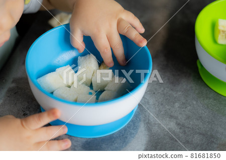 [寶寶] 寶寶的手吃嬰兒食品 [寶寶] 81681850