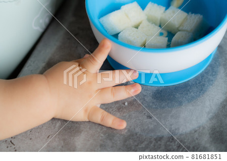 [寶寶] 寶寶的手吃嬰兒食品 [寶寶] 81681851