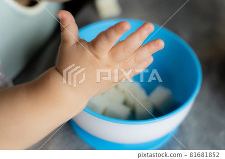 [寶寶] 寶寶的手吃嬰兒食品 [寶寶] 81681852