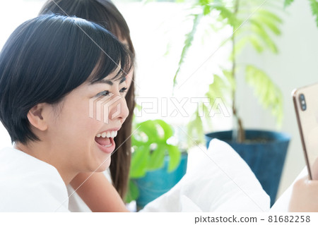 Parent and child seeing smartphone Parent and child seeing smartphone 81682258