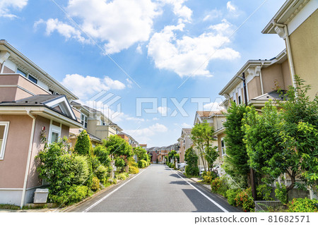 A quiet residential area with no utility poles in good condition 81682571