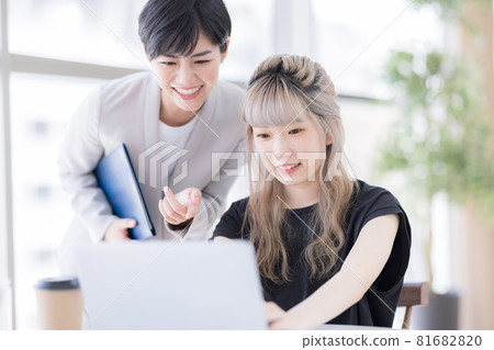 Portraits of students and instructors looking at a computer 81682820