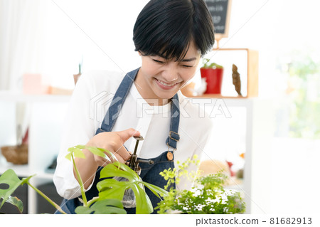 關心植物的女性 81682913