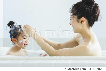 與父母和孩子一起洗澡 81683029