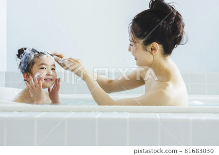 Bathing with parents and children Bathing with parents and children 81683030