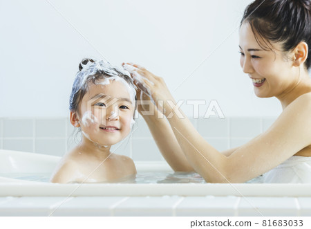 與父母和孩子一起洗澡 81683033