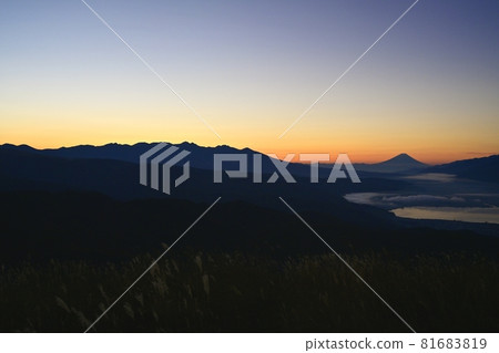 來自高寶知山的富士山和諏訪湖 81683819