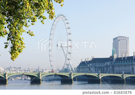 Early autumn scenery in London 81683876