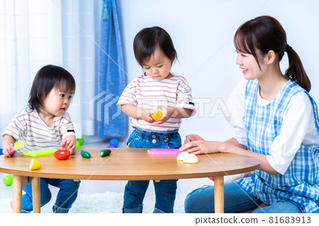 雙胞胎幼兒園兒童和幼兒園老師玩過家家 81683913