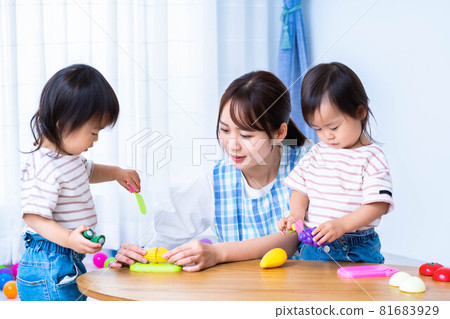 雙胞胎幼兒園兒童和幼兒園老師玩過家家 81683929