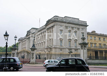 Early autumn scenery in London 81683981