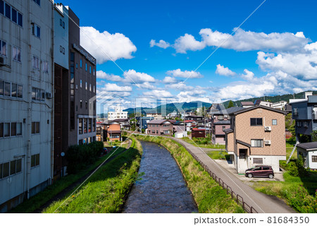 The streetscape of Ojiya and the Chago River flowing through the center of the city (Ojiya City, Niigata Prefecture, regional city image) 81684350