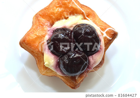 甜點和櫻桃丹麥糕點,餡餅上放著奶油和櫻桃 甜點和櫻桃丹麥糕點,餡餅上放著奶油和櫻桃 81684427