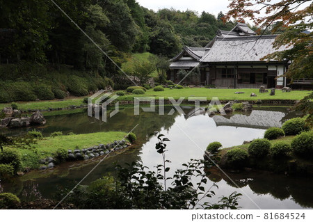 Scenery of the Sesshu Garden at Joshinji Temple in Yamaguchi in late summer 81684524