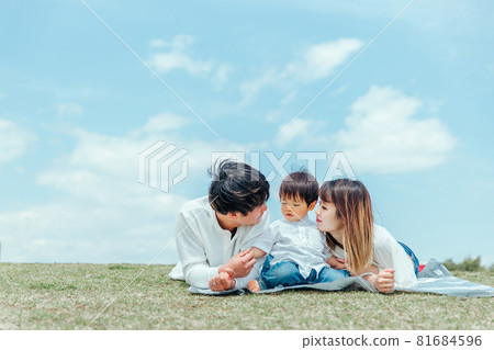 Sky and family / family / baby (kiss) 81684596