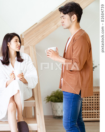一對一歲的亞洲夫婦或家中的情人,寫了一本自己的書。 一對一歲的亞洲夫婦或家中的情人,寫了一本自己的書。 81684739